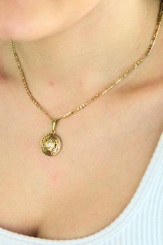 Złota zawieszka ażurowa z cyrkonią  Okrągły wisiorek damski (3).jpg